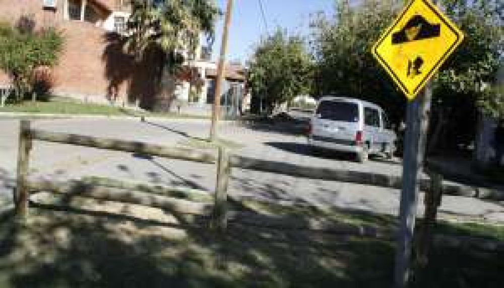 Una calle cortada por los vecinos genera pol�mica