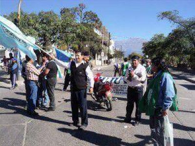 CTA y UCRA Jujuy realizaron un corte el acceso a avenida Fascio por despidos de ch�feres del transporte urbano