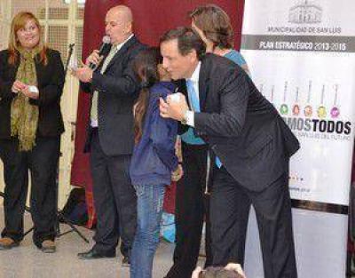 Ponce entreg� las primeras tarjetas del boleto estudiantil gratuito			