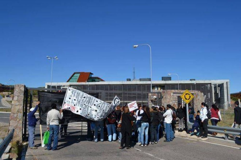 Pasantes juntan firmas para pedir ser contratados como empleados p�blicos