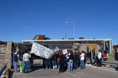 Pasantes juntan firmas para pedir ser contratados como empleados p�blicos