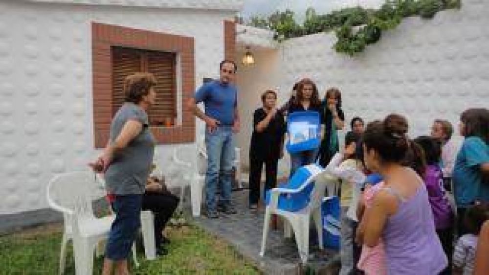 Entrega de �tiles escolares en B� El Jumeal