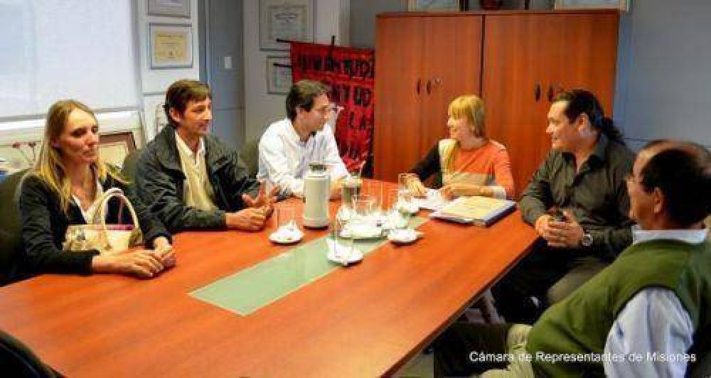 Analizan resoluci�n de diferencias de l�mites geogr�ficos entre Montecarlo y Caraguatay