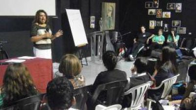 Docente trans distinguida en Salta por su labor en el aula