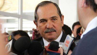 Alperovich les sugiri� a los ingenios que no vendan az�car por dos meses