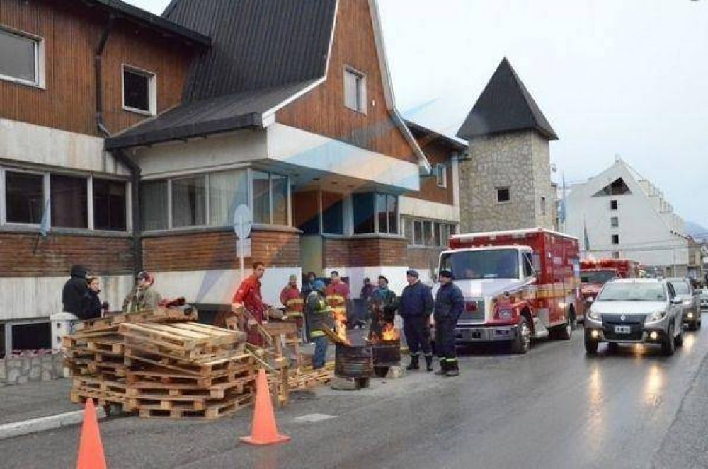 Accidente entre bomberos en la manifestaci�n frente a Casa de Gobierno