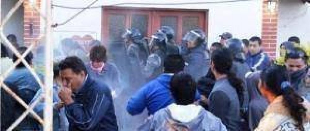 SITECH Castelli: "La polic�a desaloj� arrojando gas pimienta a docentes y padres"
