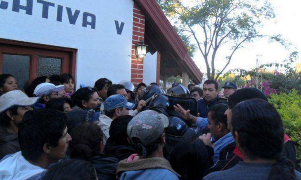 Enfrentamiento en Castelli entre manifestantes que ocupaban la Regional Educativa y la polic�a