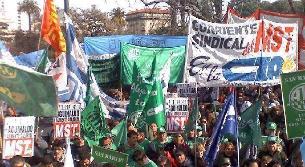 Docentes, m�dicos CICOP, judiciales y organizaciones sociales marchan al Ministerio de Econom�a