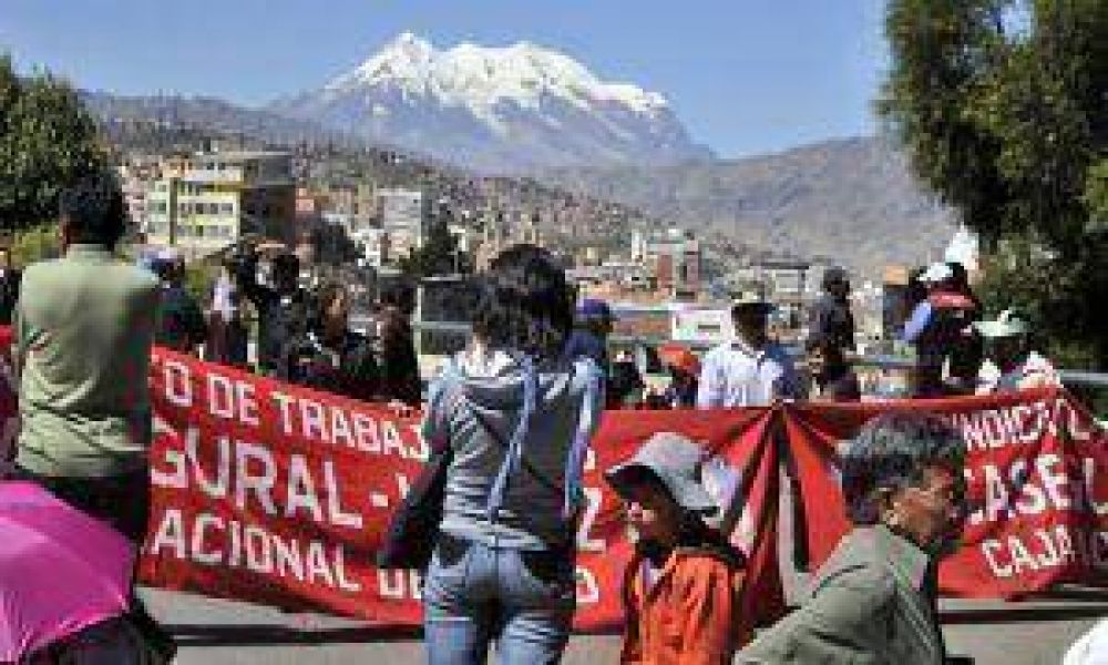 Bolivia: mineros volaron un puente durante una protesta