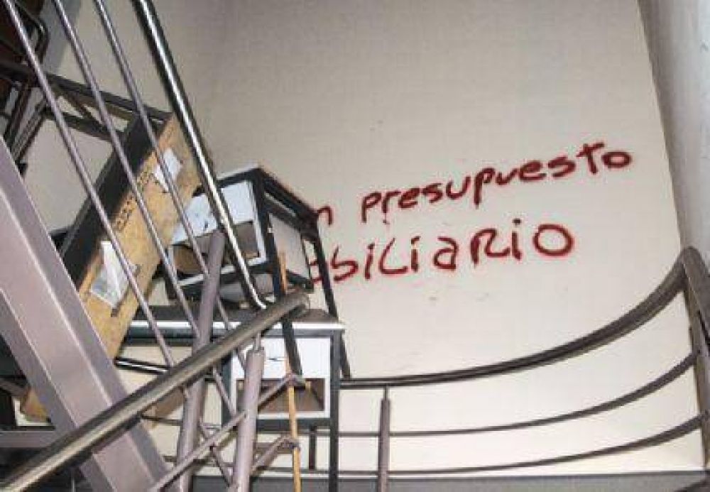 SUTEBA denunci� que �algunos adultos fogonearon� los incidentes en el Consejo Escolar