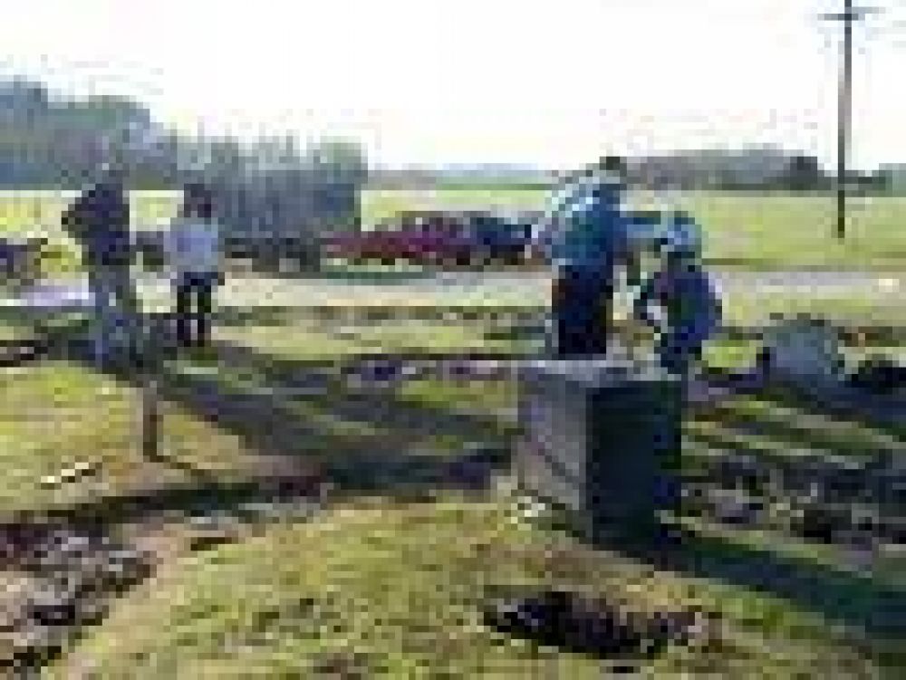 COMENZARON A PREPARAR LA ROTONDA PARA FUTURO MONUMENTO Y COLOCAN NUEVOS CANTEROS EN EL ACCESO A LA CIUDAD