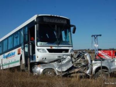 Una camioneta con tr�iler perdi� el control y fue embestida por un colectivo