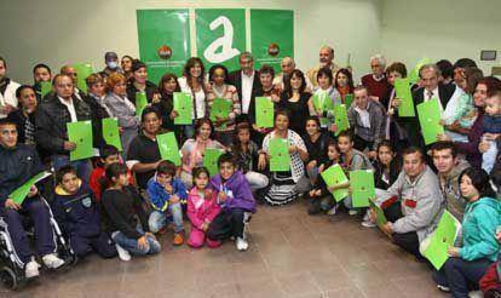 El Intendente Ferraresi entreg� 36 preadjudicaciones de viviendas