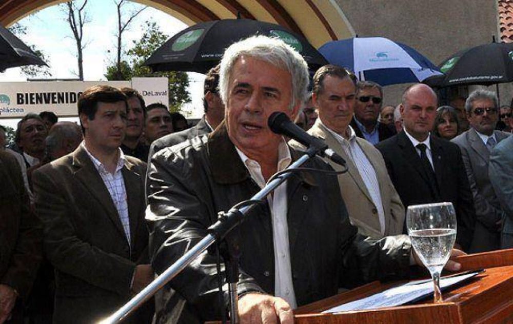  De la Sota dijo que el Gobierno pega "manotazos de ahogado"