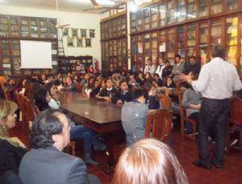 Las adicciones fueron tema de debate escolar