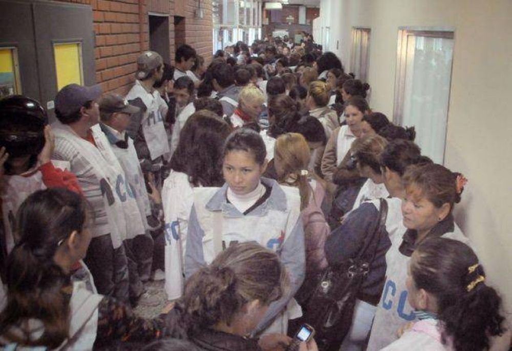 El conflicto educativo no cesa: otro d�a de incidentes termin� con cinco detenidos