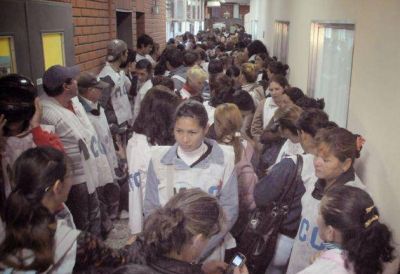 El conflicto educativo no cesa: otro d�a de incidentes termin� con cinco detenidos