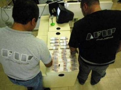 La AFIP secuestr� importante cantidad de d�lares, reales y pesos sin declarar