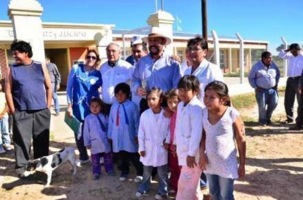 El gobernador recorrio obras que se ejecutan en comunidades abor�genes 