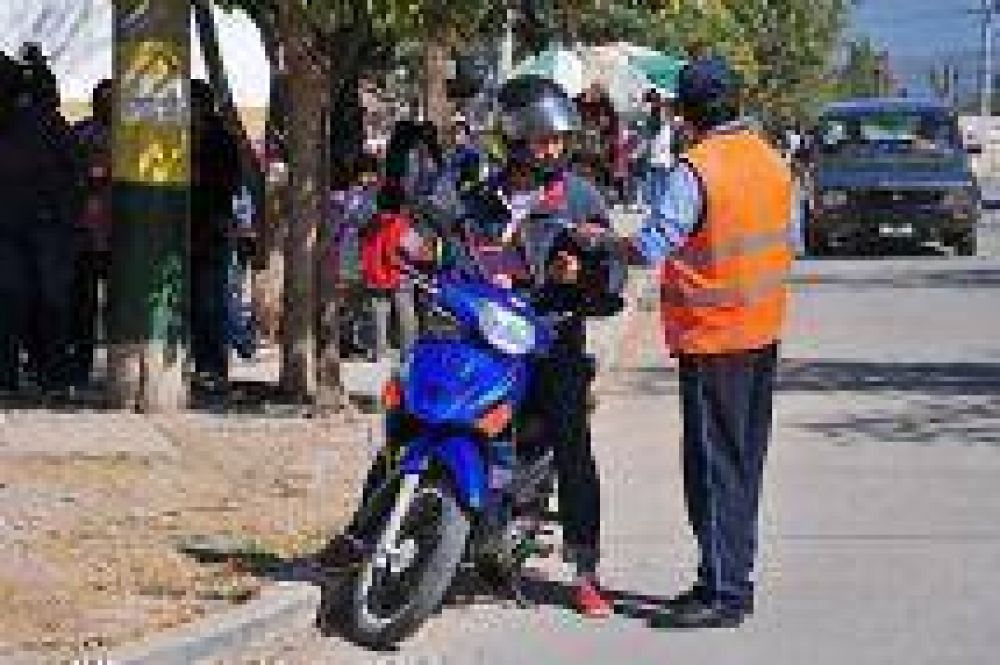 Intensifican los operativos de control de tr�nsito en las escuelas