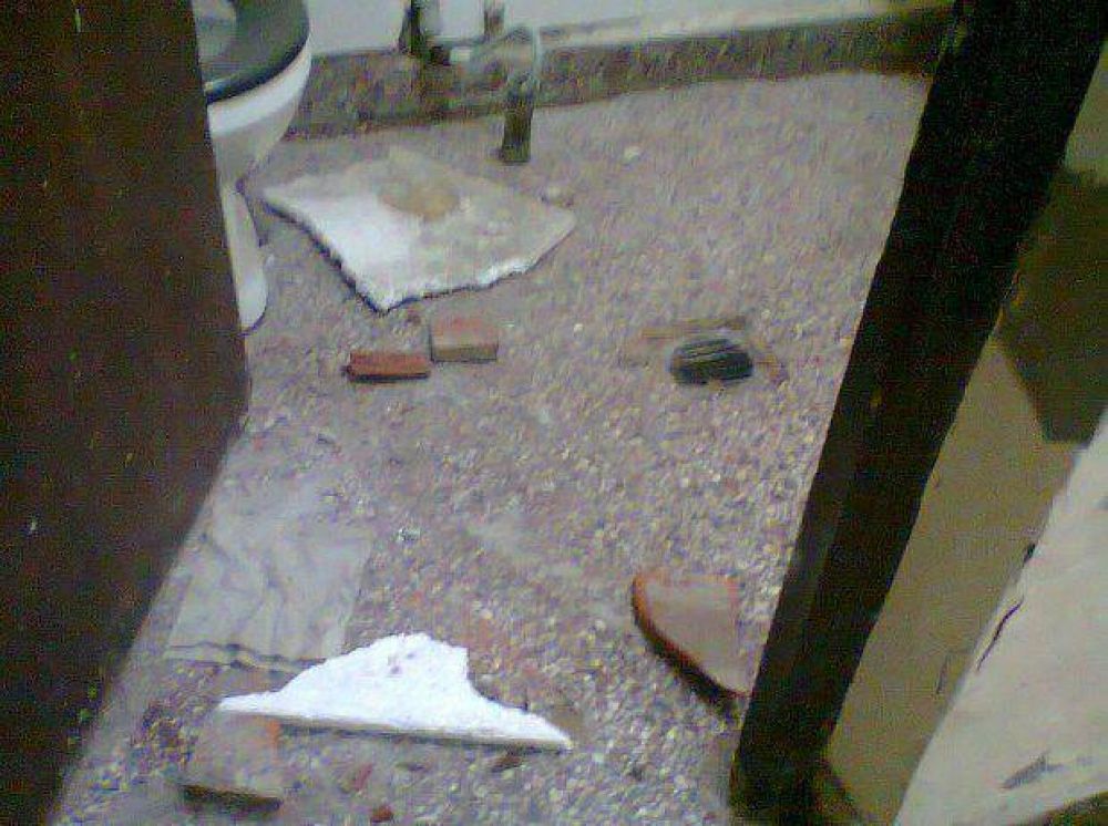 En el hospital Del Milagro cay� parte del cielorraso