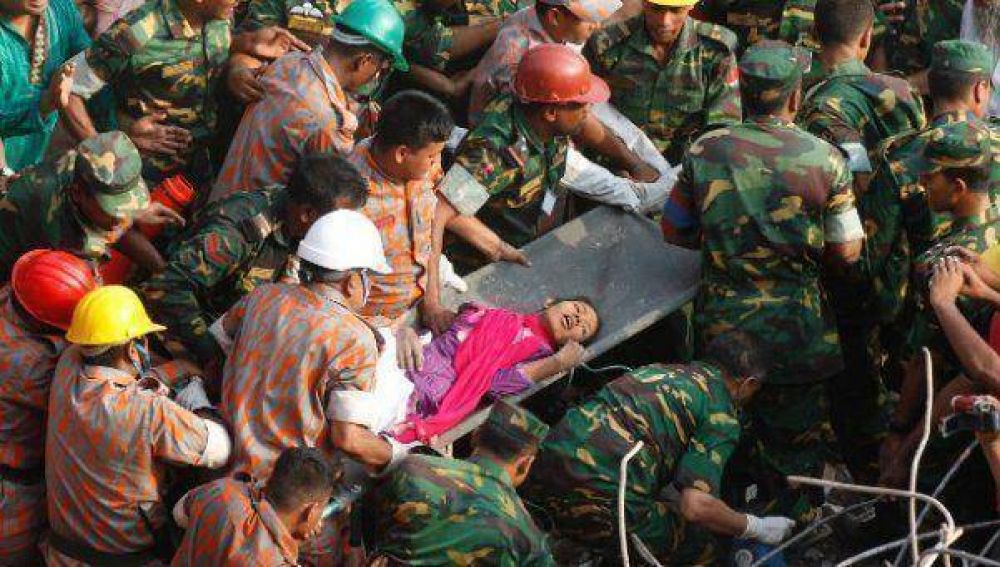  Milagro en Bangladesh: sobrevivi� 17 d�as entre los escombros