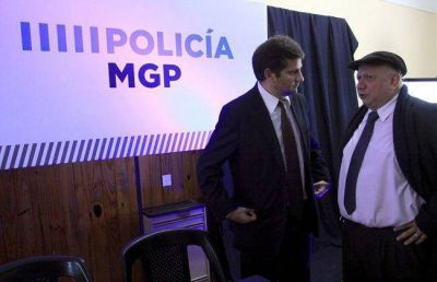 �C�mo ser�a la estructura org�nica, la formaci�n y el equipamiento de la polic�a municipal?