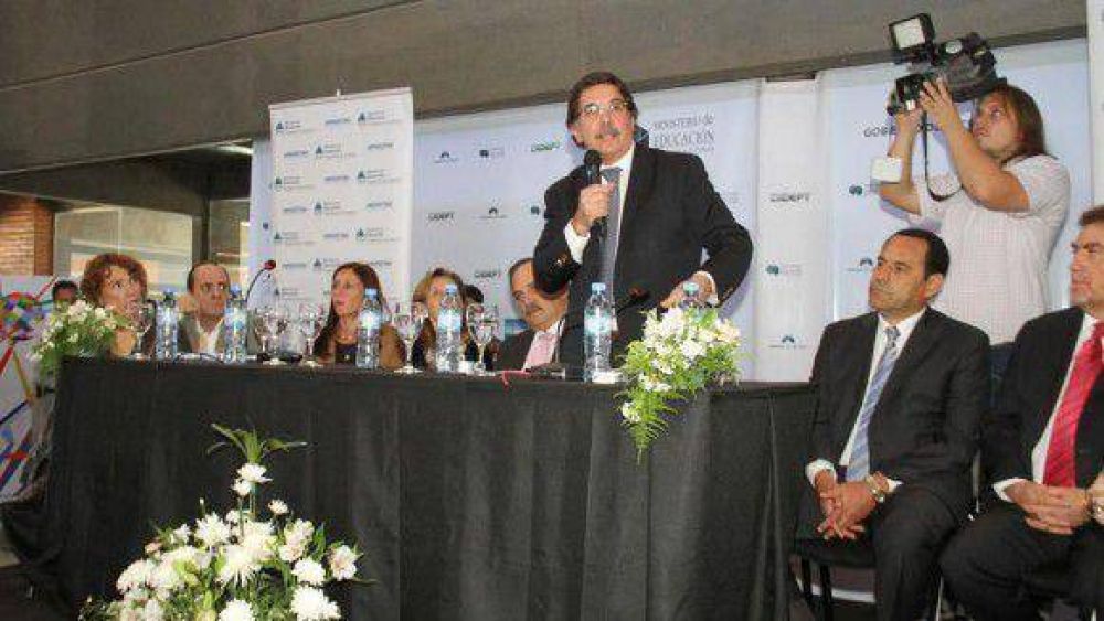 �En la Argentina del derrumbe distribu�amos alimentos, ahora entregamos netbooks�