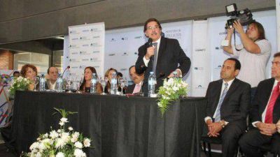 �En la Argentina del derrumbe distribu�amos alimentos, ahora entregamos netbooks�