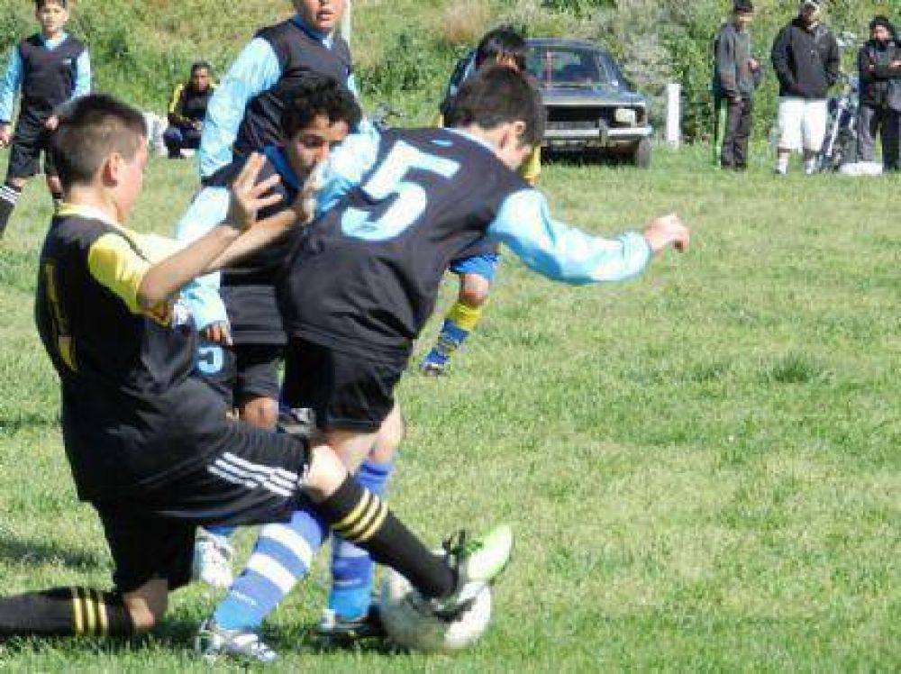La pelota unir� a m�s de 2200 chicos en el Torneo de F�tbol Barrial