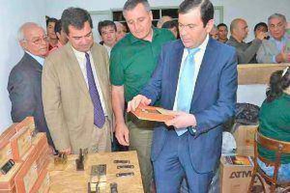 El gobernador Zamora pidi� que se cuide a los turistas que visitan Las Termas de R�o Hondo