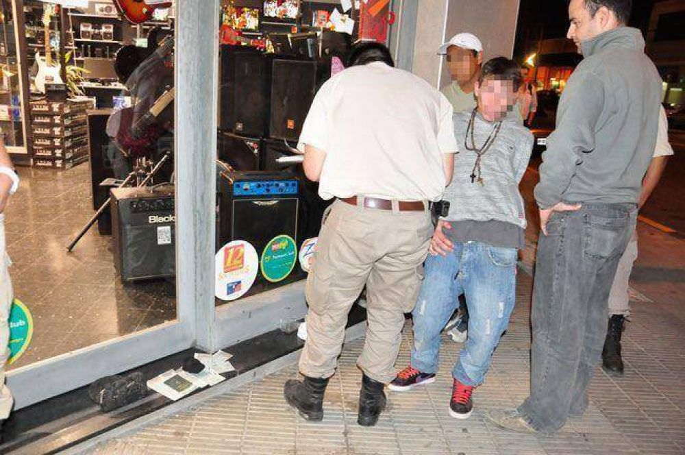 Robaron una chequera de la escuela y fueron de compras: terminaron detenidos