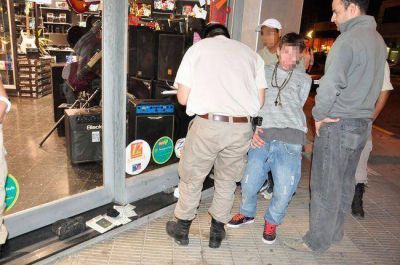 Robaron una chequera de la escuela y fueron de compras: terminaron detenidos