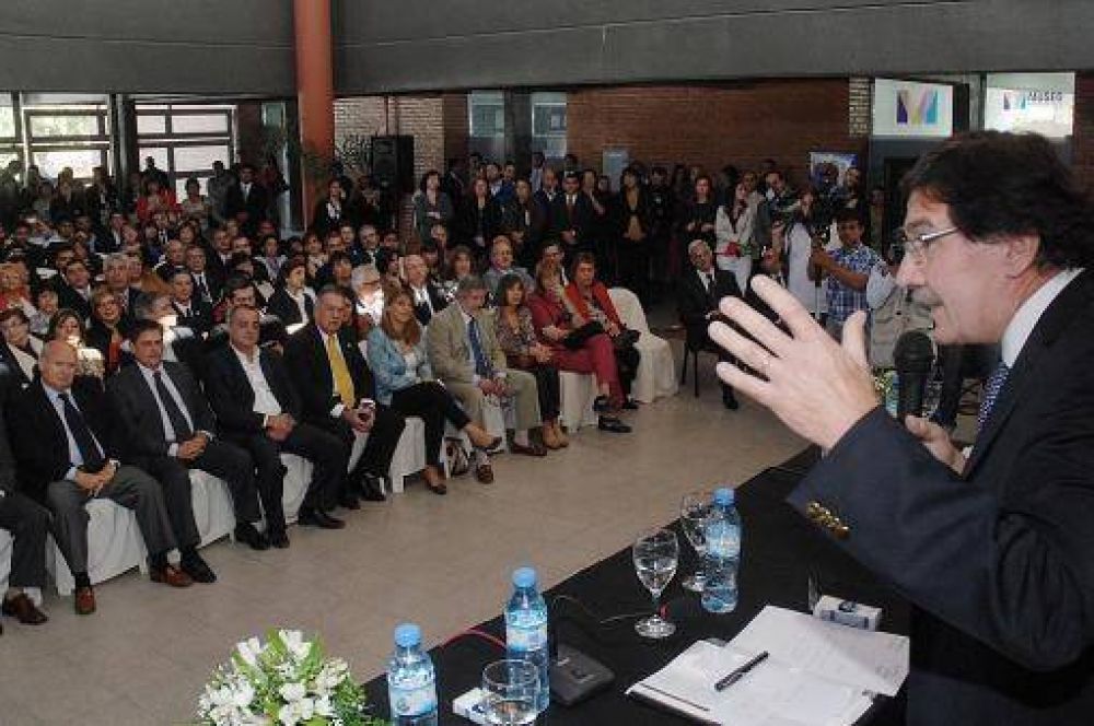 Sileoni: "En la Argentina del derrumbe distribu�amos alimentos, ahora entregamos netbooks"