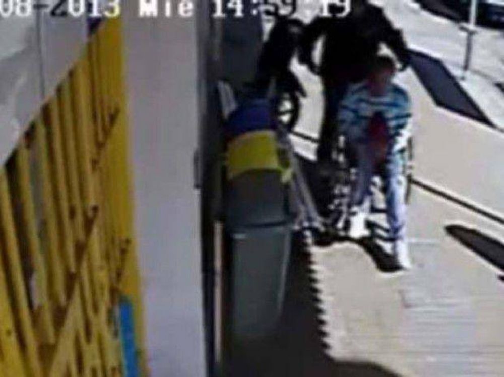 Una c�mara de seguridad capt� el asalto y la cobarde agresi�n a un discapacitado en Rafaela
