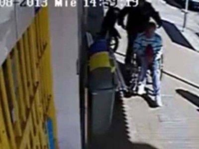 Una c�mara de seguridad capt� el asalto y la cobarde agresi�n a un discapacitado en Rafaela