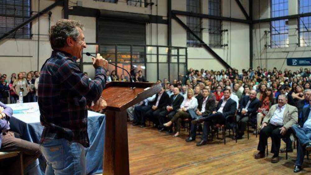 Urribarri entreg� microcr�ditos a cooperativas y destac� la figura de CFK	 