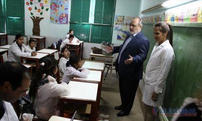 Colombi anunci� iniciativa para acelerar mejoras en colegios