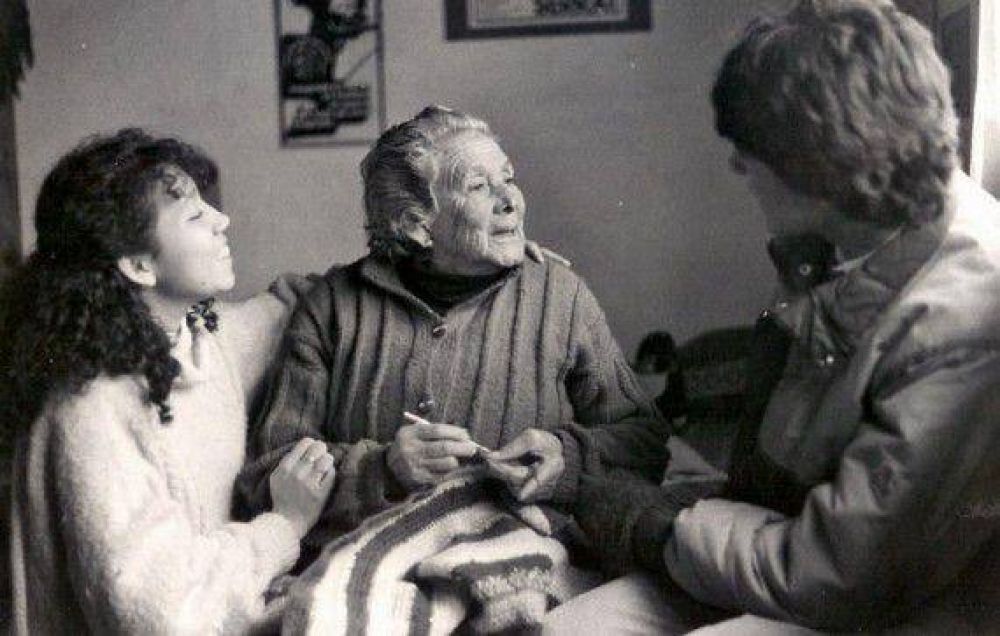 Abuelos del Hogar de Ancianos San Roque trabajan juntos para conectarse con los j�venes