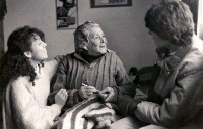 Abuelos del Hogar de Ancianos San Roque trabajan juntos para conectarse con los j�venes