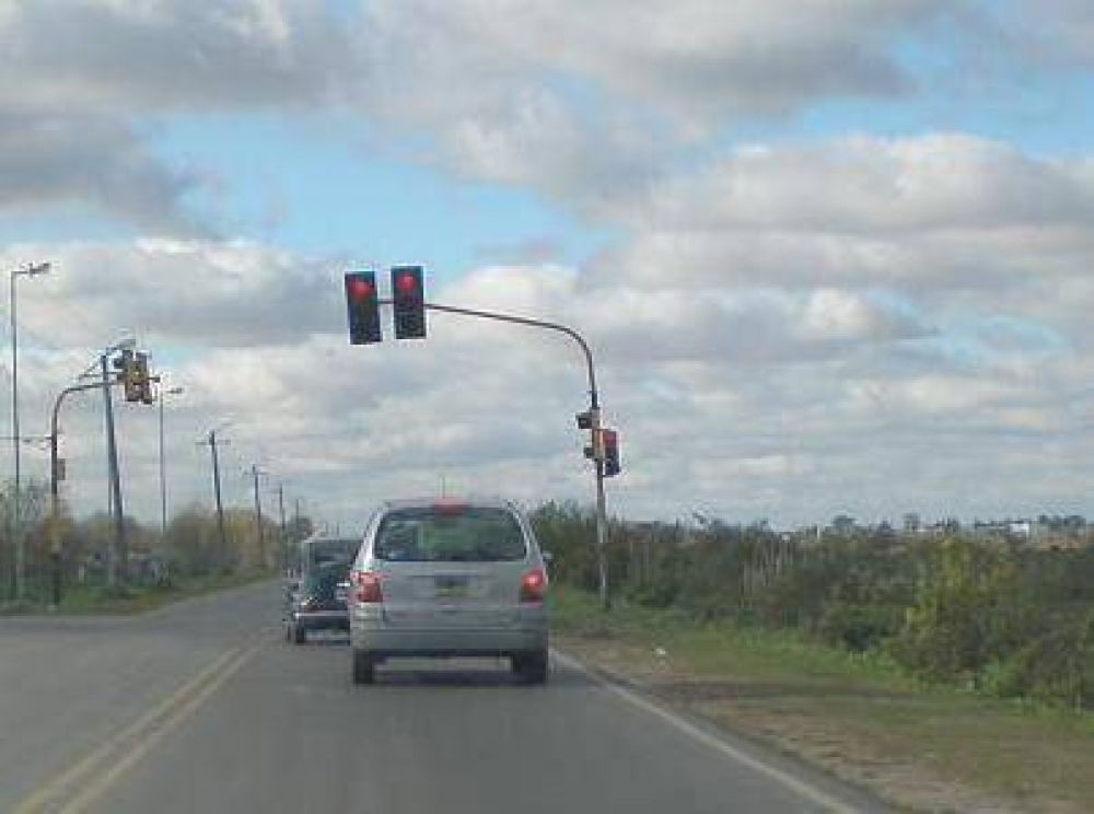 Un auto cay� al canal de la Av. Juan Domingo Per�n (66) 	  