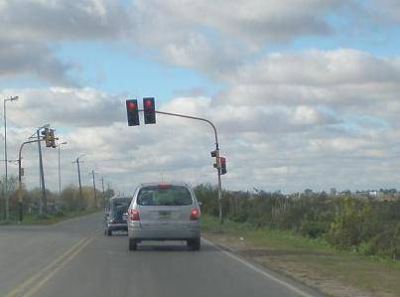 Un auto cay� al canal de la Av. Juan Domingo Per�n (66) 	  