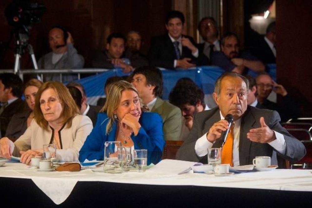 "El Gobierno es el que habla con los ilegales, y los legaliza"