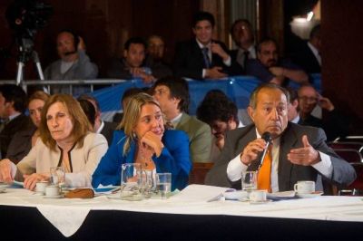 "El Gobierno es el que habla con los ilegales, y los legaliza"