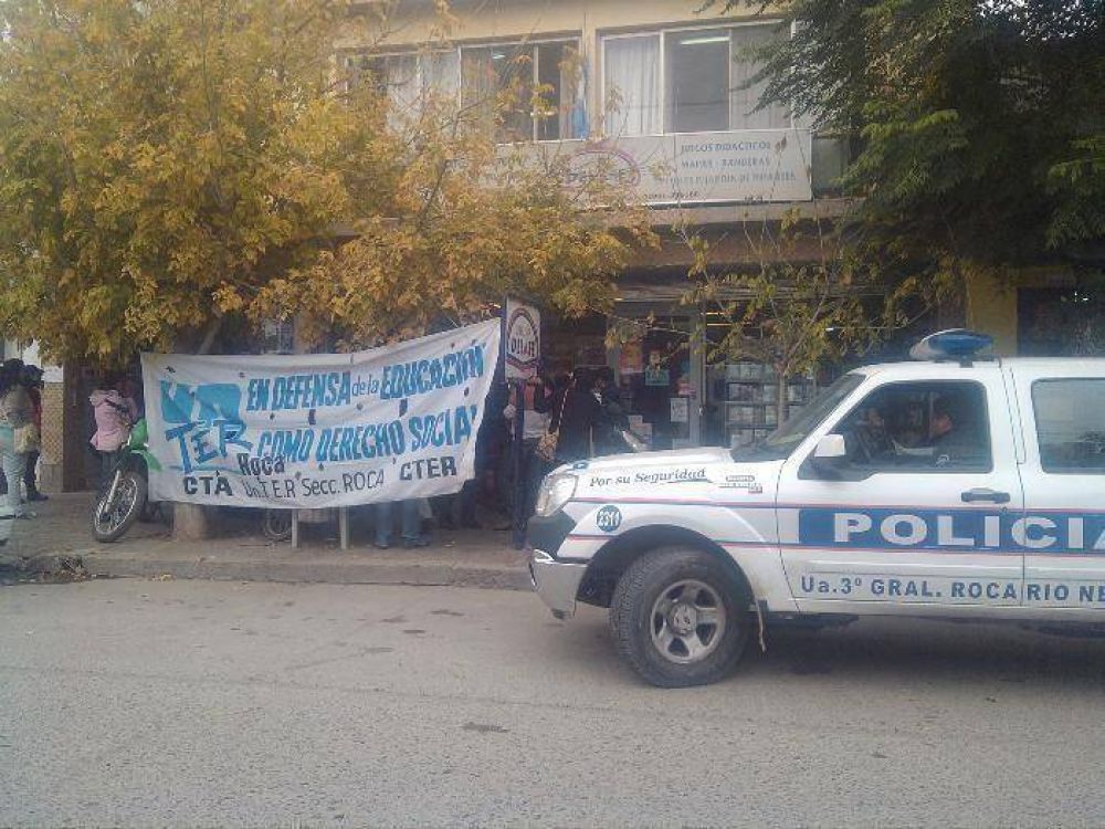 Forcejeo entre docentes y polic�as en una protesta en Roca
