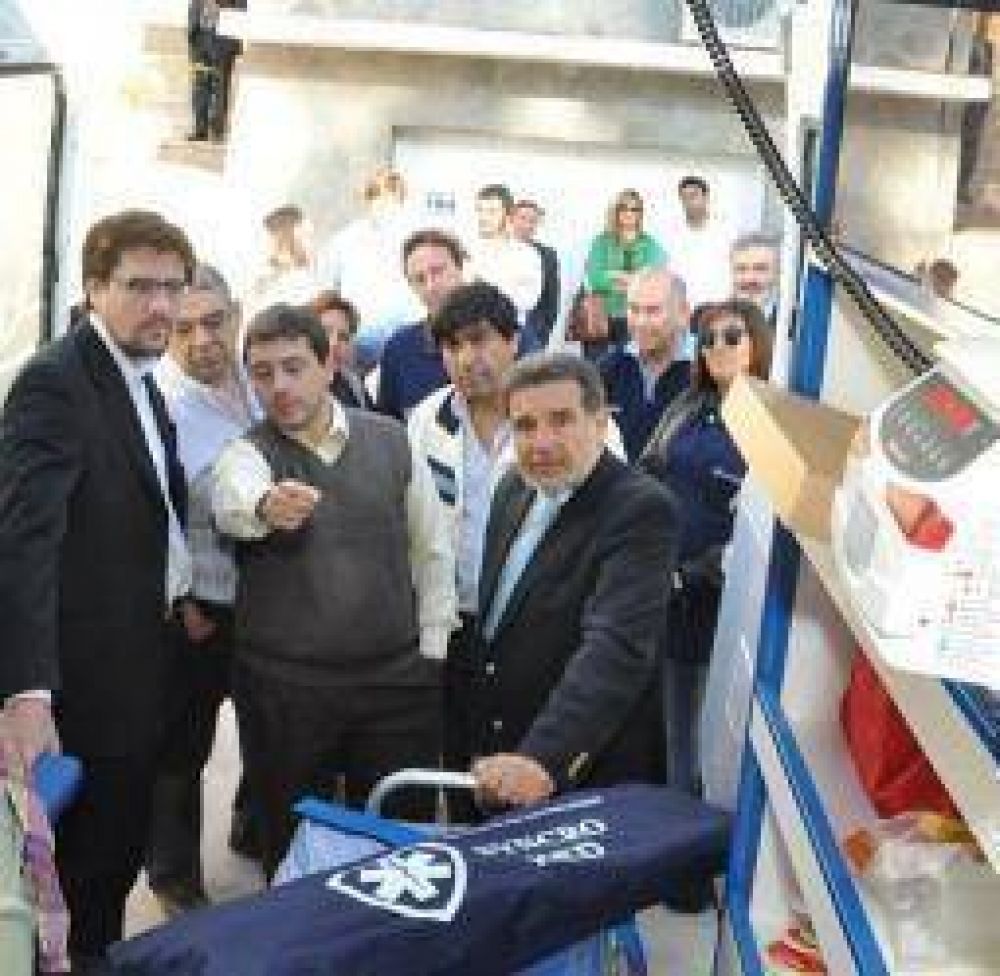 Beder entreg� ambulancias y se refiri� a la actualidad de la Salud P�blica
