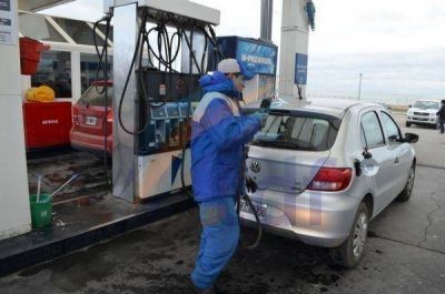 Ante la gran demanda de combustible Tr�nsito debi� ordenar la cola de veh�culos