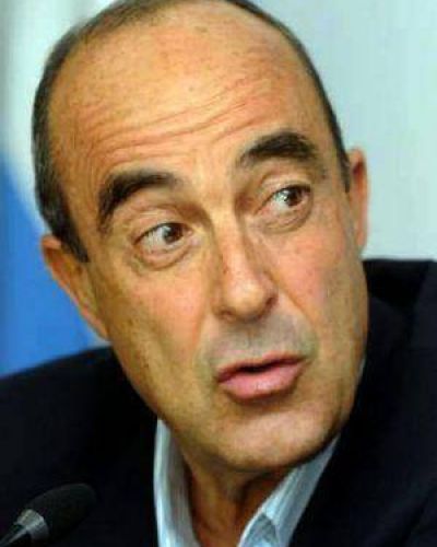 La UCR dice que P�rez ya sum� 1.400 empleados