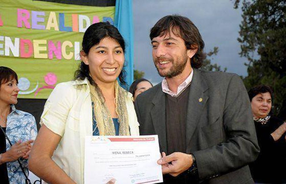 J�venes de Coronel Moldes se capacitaron en oficios